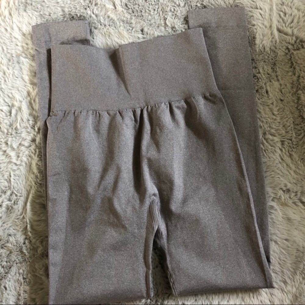 NEW! Light Gray Contour Seamless Leggings M